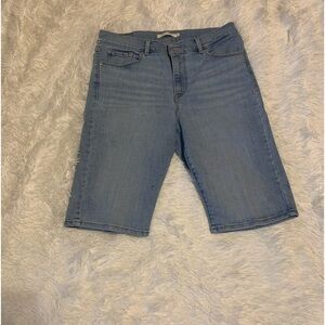 Levi’s classic Bermuda shorts size 29 EUC 💚 2 for $20